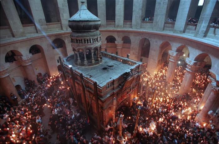 Greek Team Leads Restoration Work at Jesus’ Tomb in Jerusalem