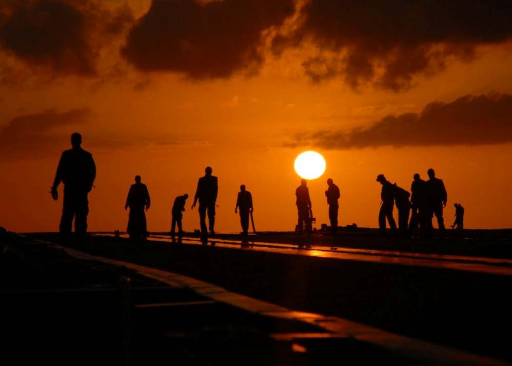 silhouettes people worker dusk 40723