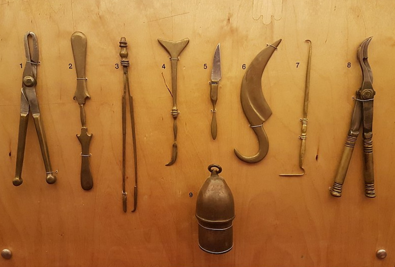 800px Surgical tools 5th century BC Greece reconstruction