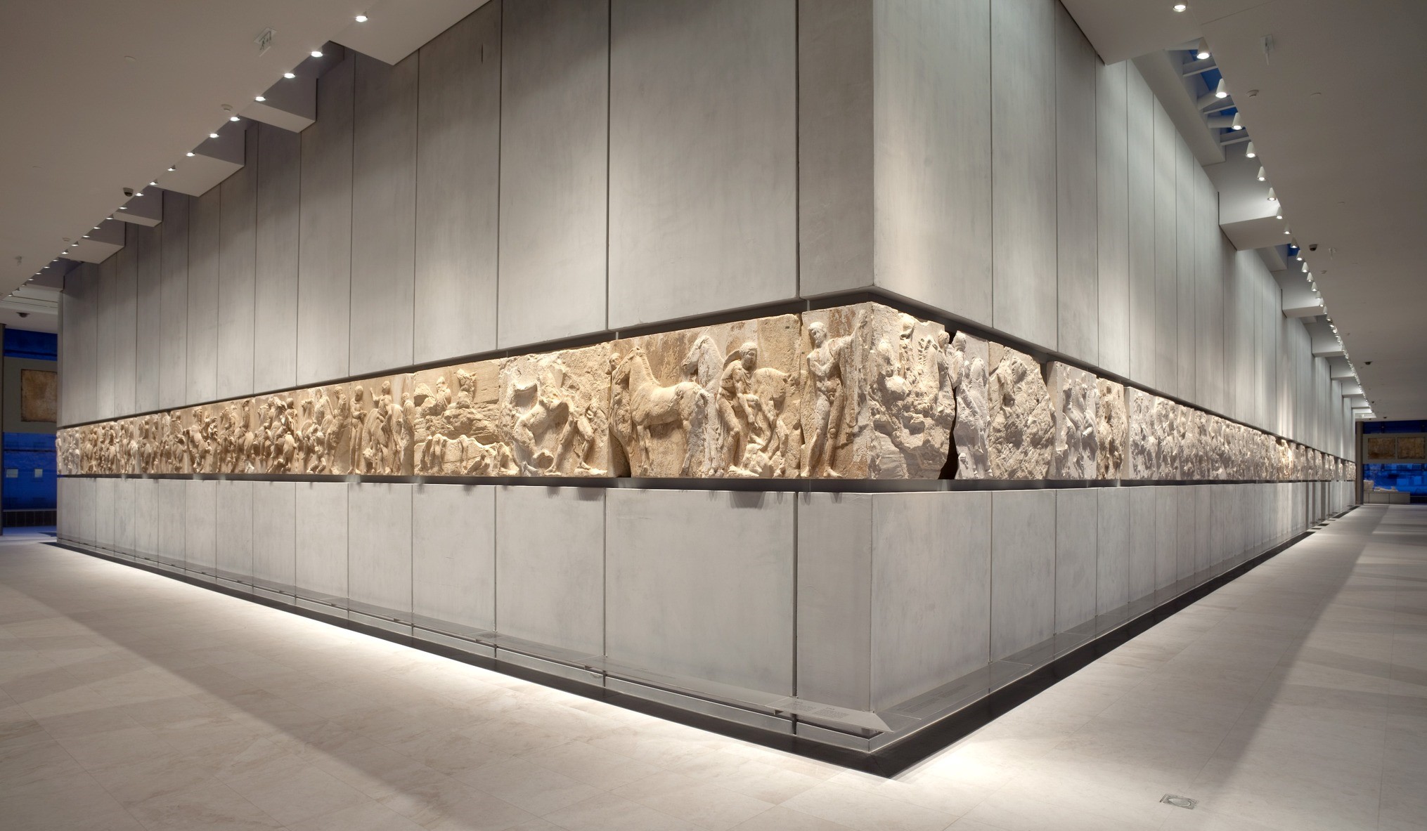 Acropolis Museum Southwest corner of the Parthenon frieze rsz