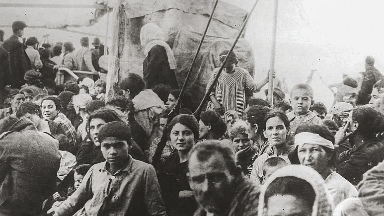 Greek refugees fleeing Asia Minor Union of Smyrneans photographic archive