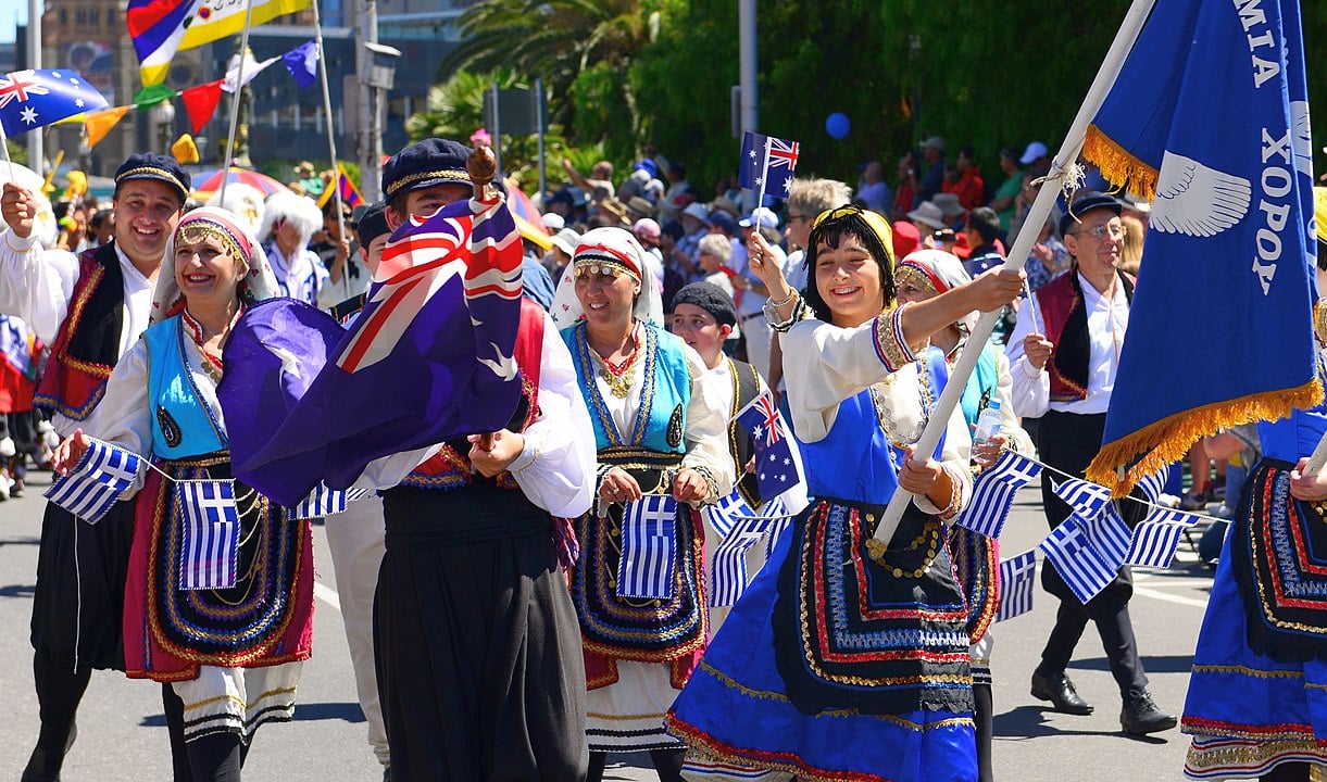 Greek austraians greek australia parade credit chris phutully wikimedia commons CC BY 20